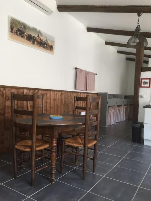 Logement Insolite Au Coeur D'Une Ecurie Arles Exterior photo